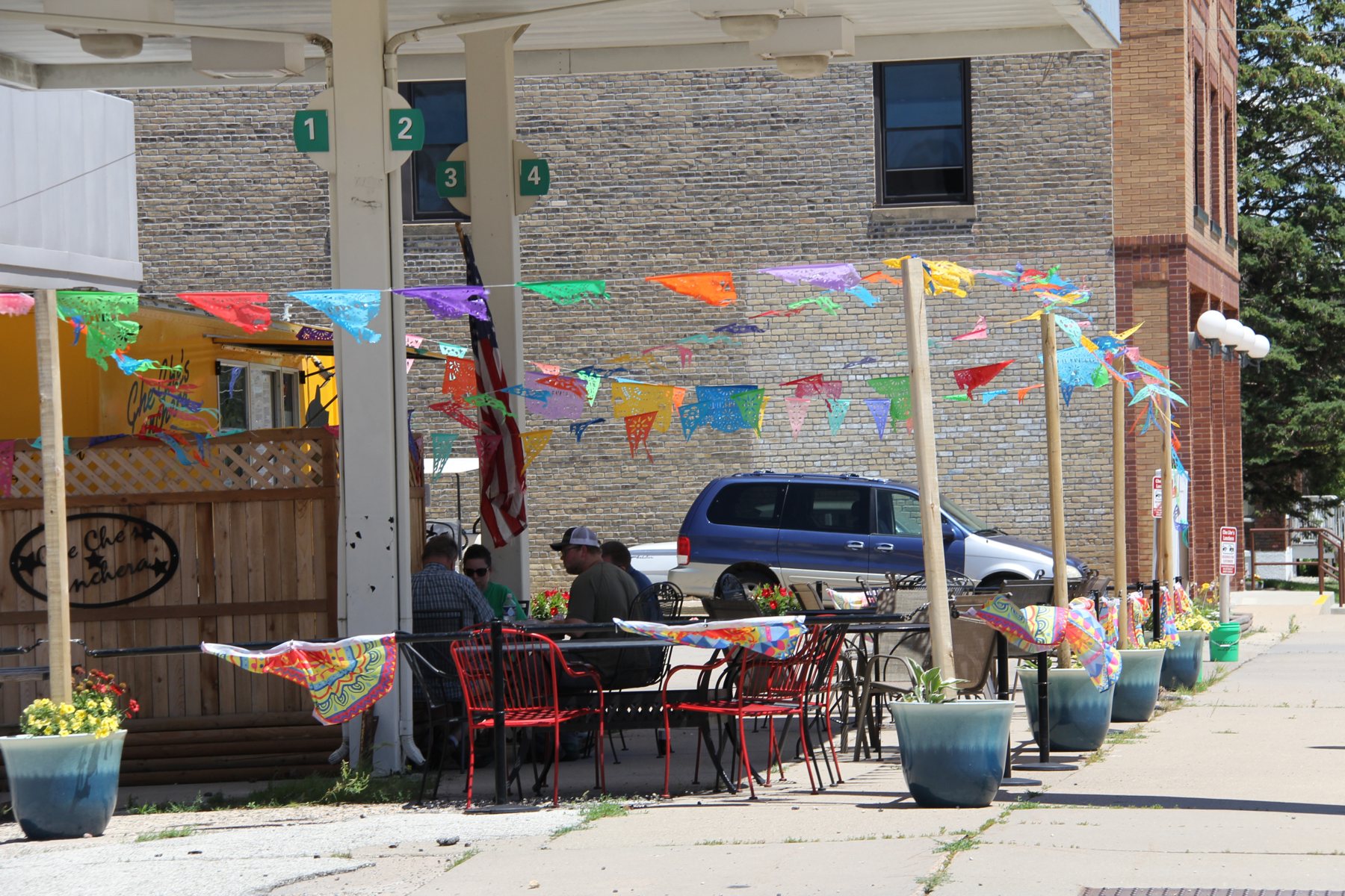 Che Che's Lunchera food truck serving under the canopy of a former gas station in Kenyon